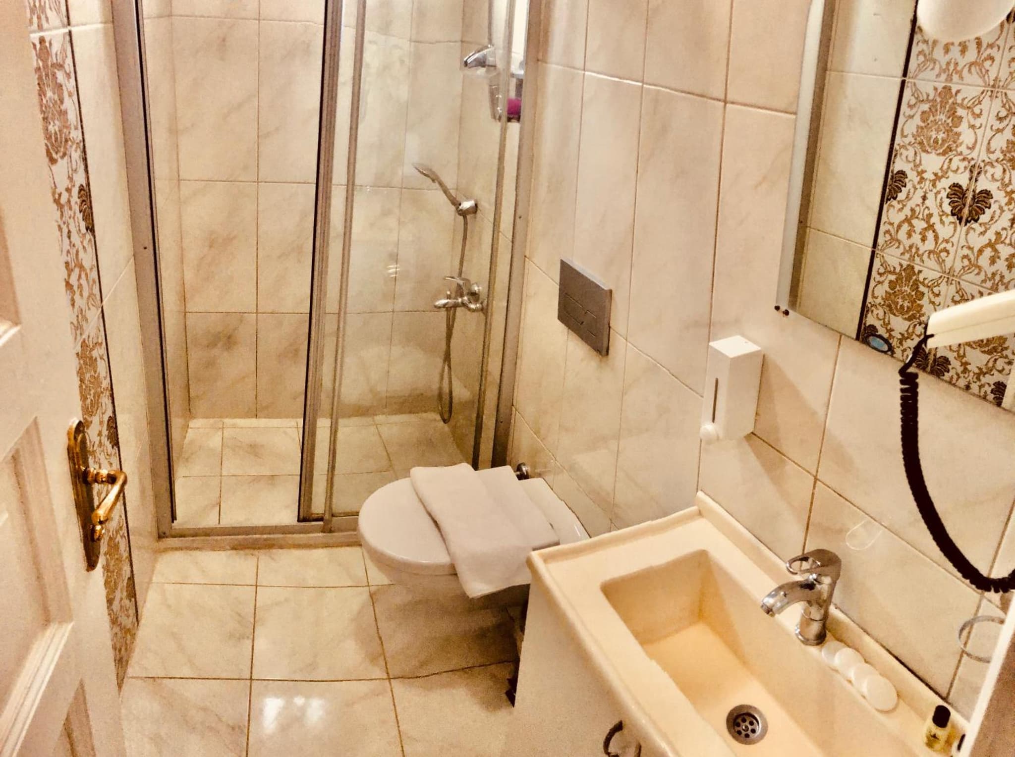 Le Safran Suite Hotel - Image 1