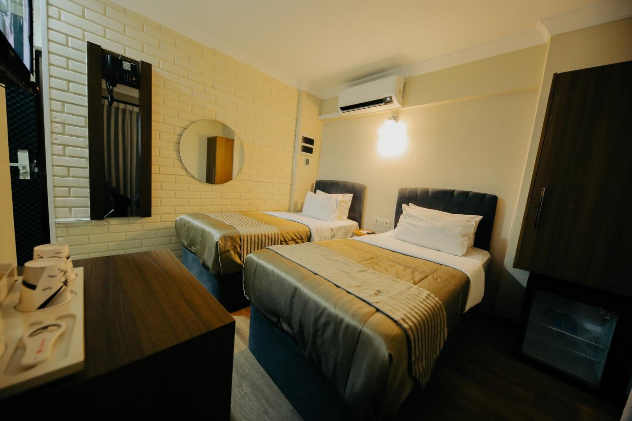 Red Green Hotel - Image 3