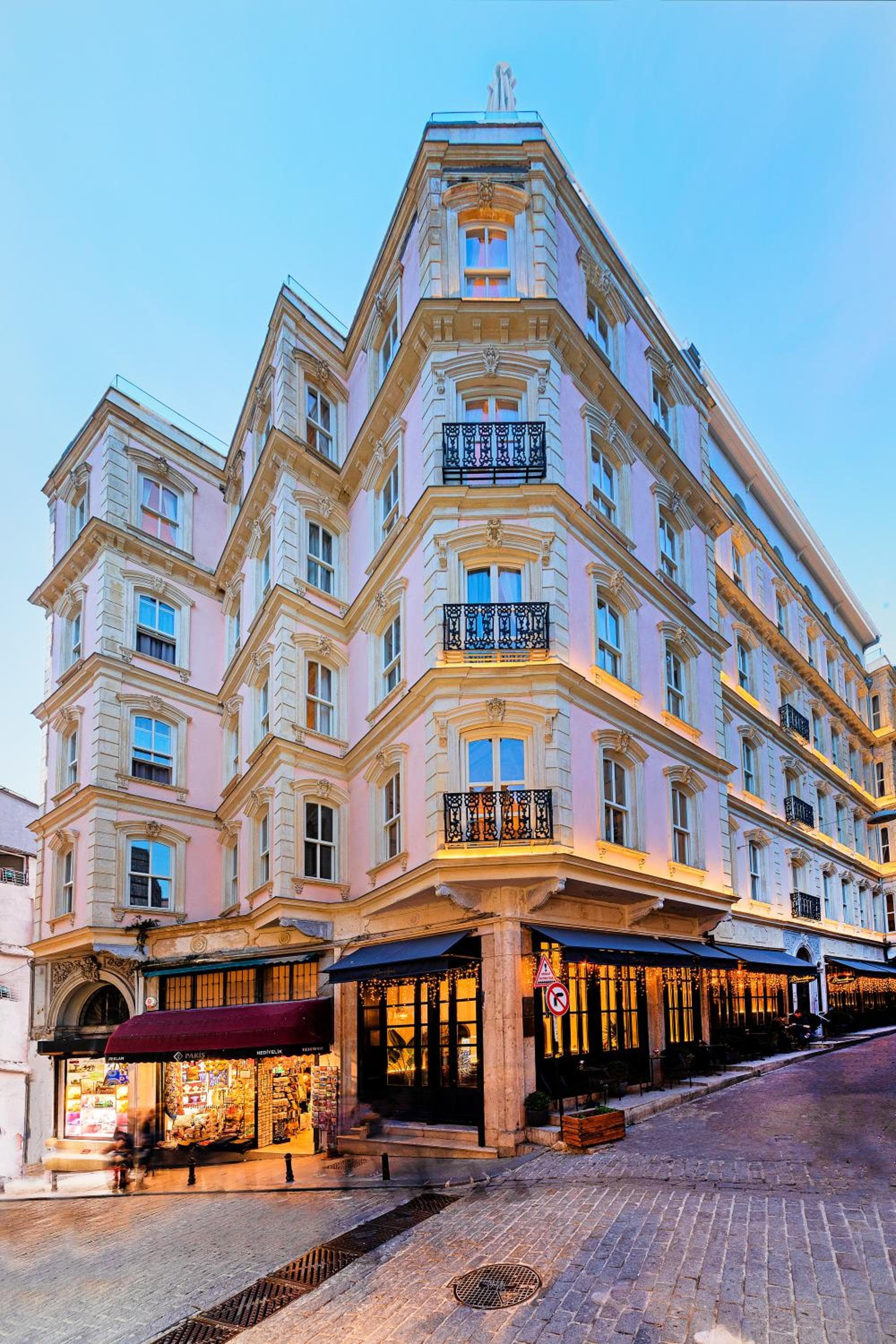 Meroddi Barnathan Hotel - Image 1