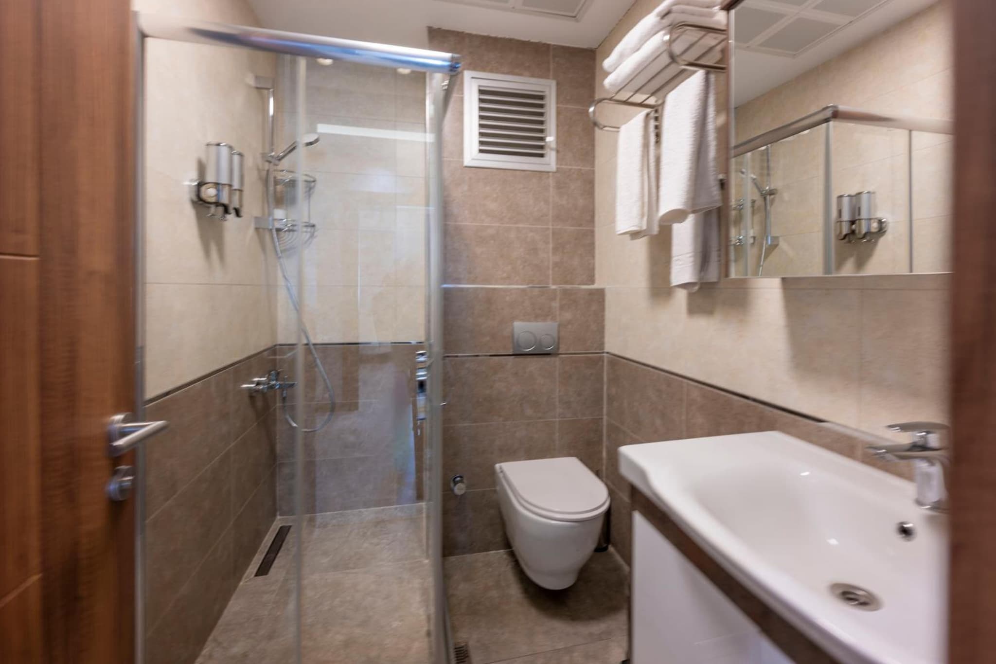Comfort Suites Otel - Image 2