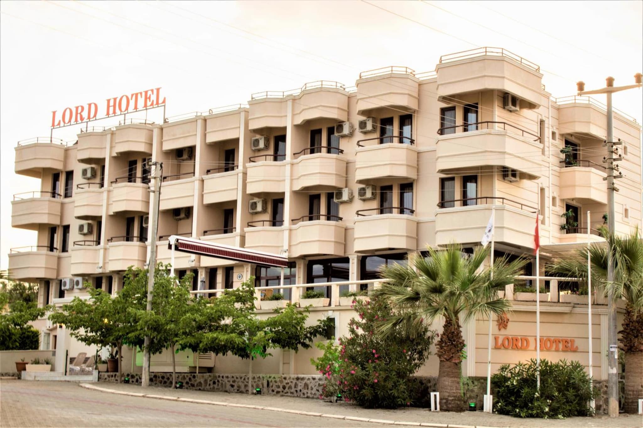 Lord Hotel - Image 1