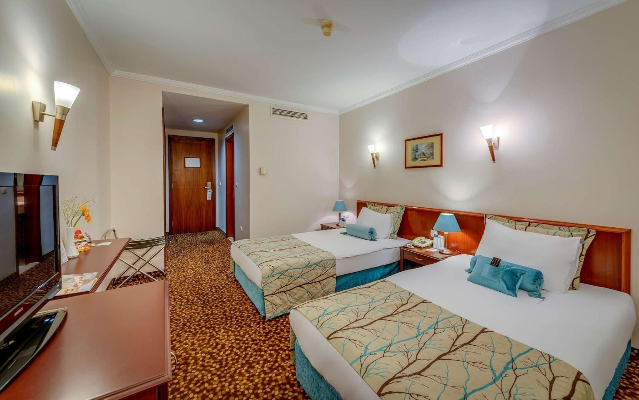 Best Western Plus Khan Hotel - Image 4