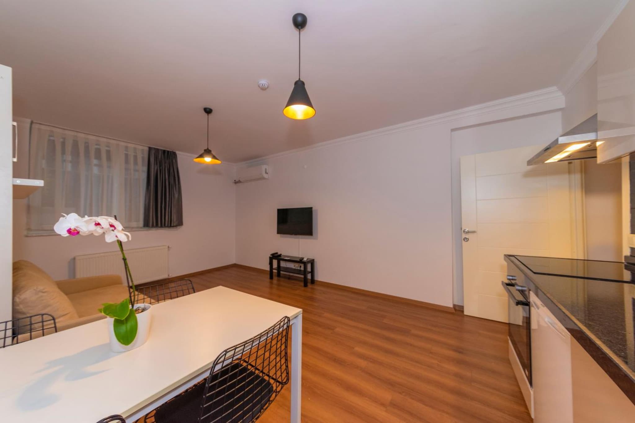 Joy Süitler - Image 1