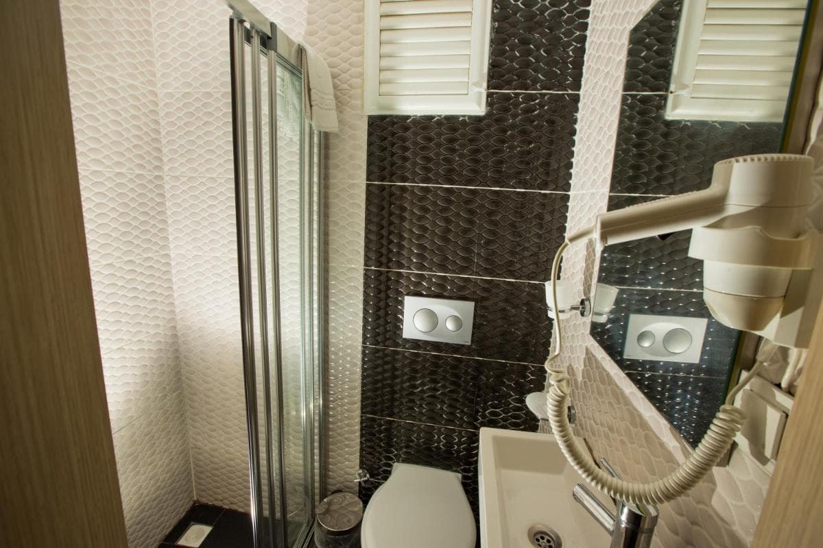 Honey Hotel - Image 1