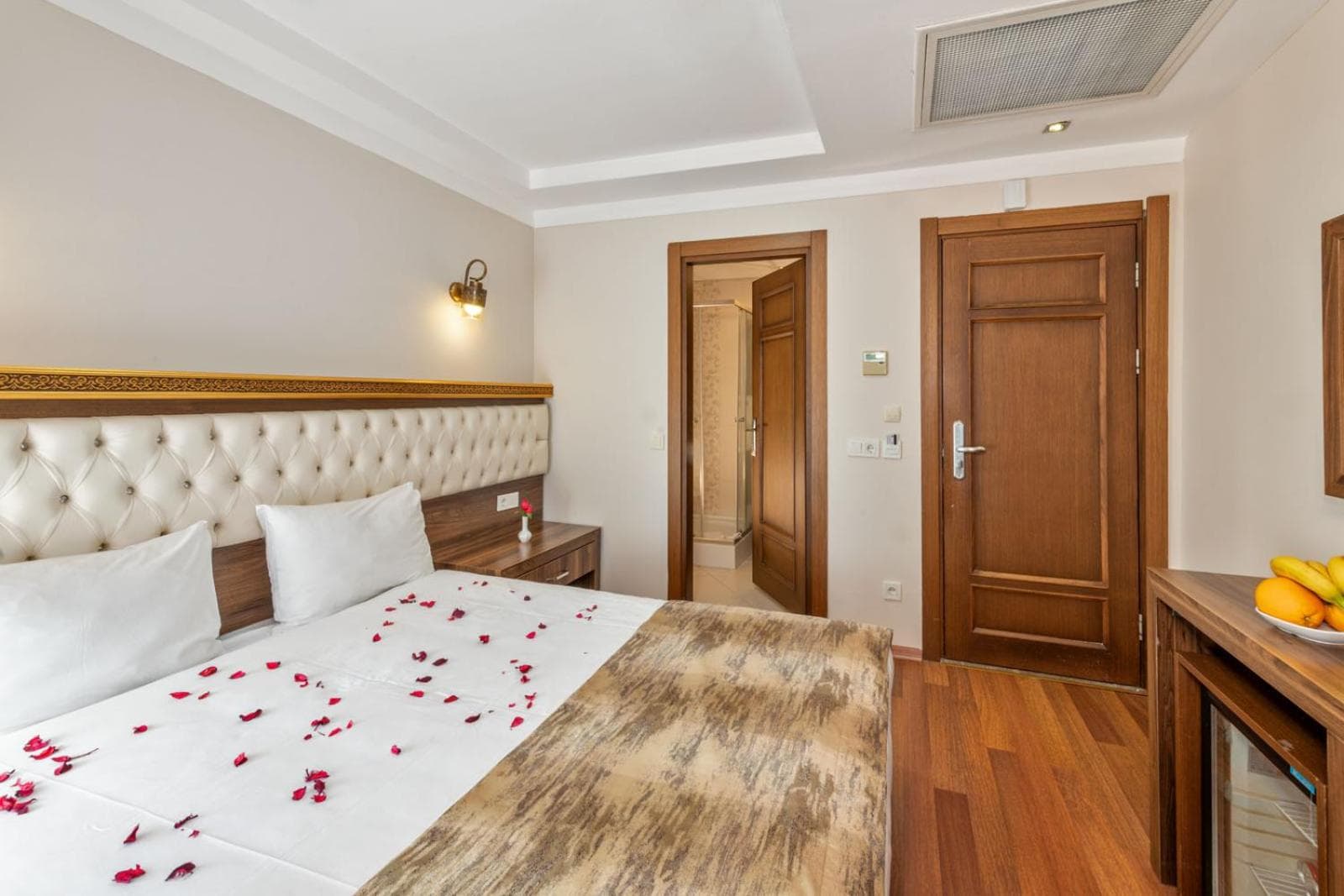 Aristocrat Hotel - Image 2