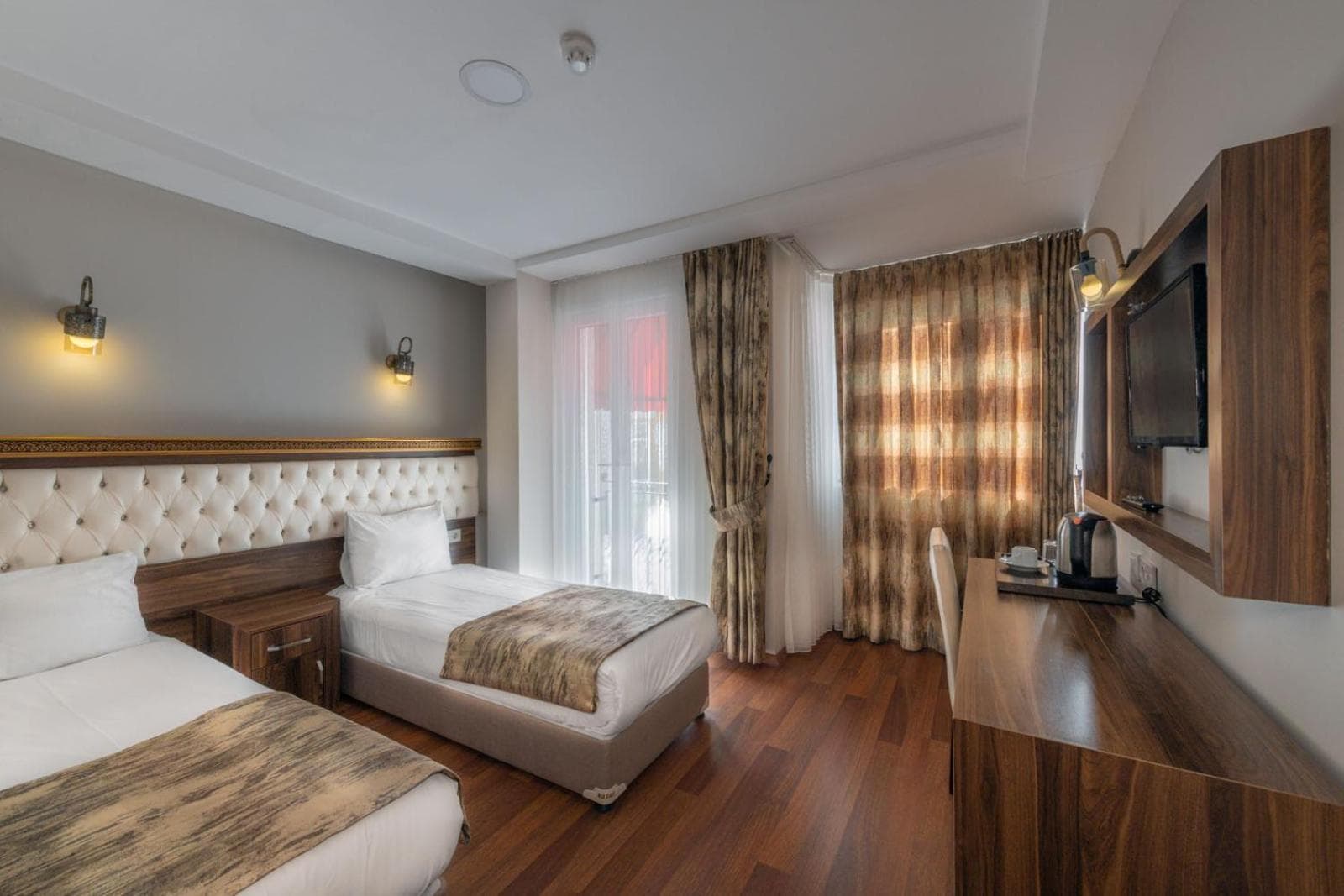 Aristocrat Hotel - Image 3