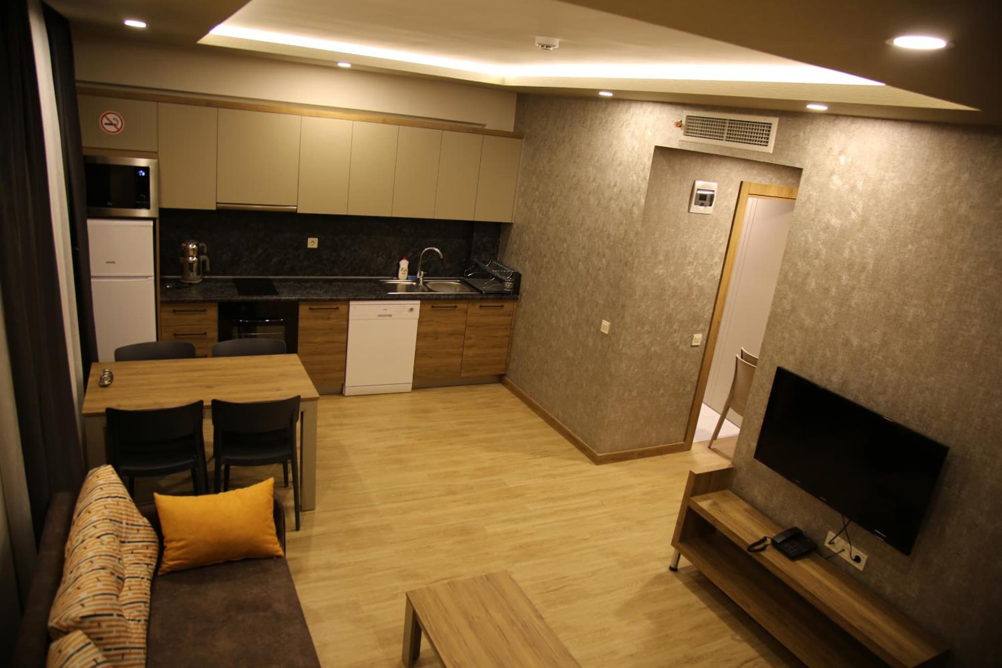 Golden World Suite Hotel - Image 1