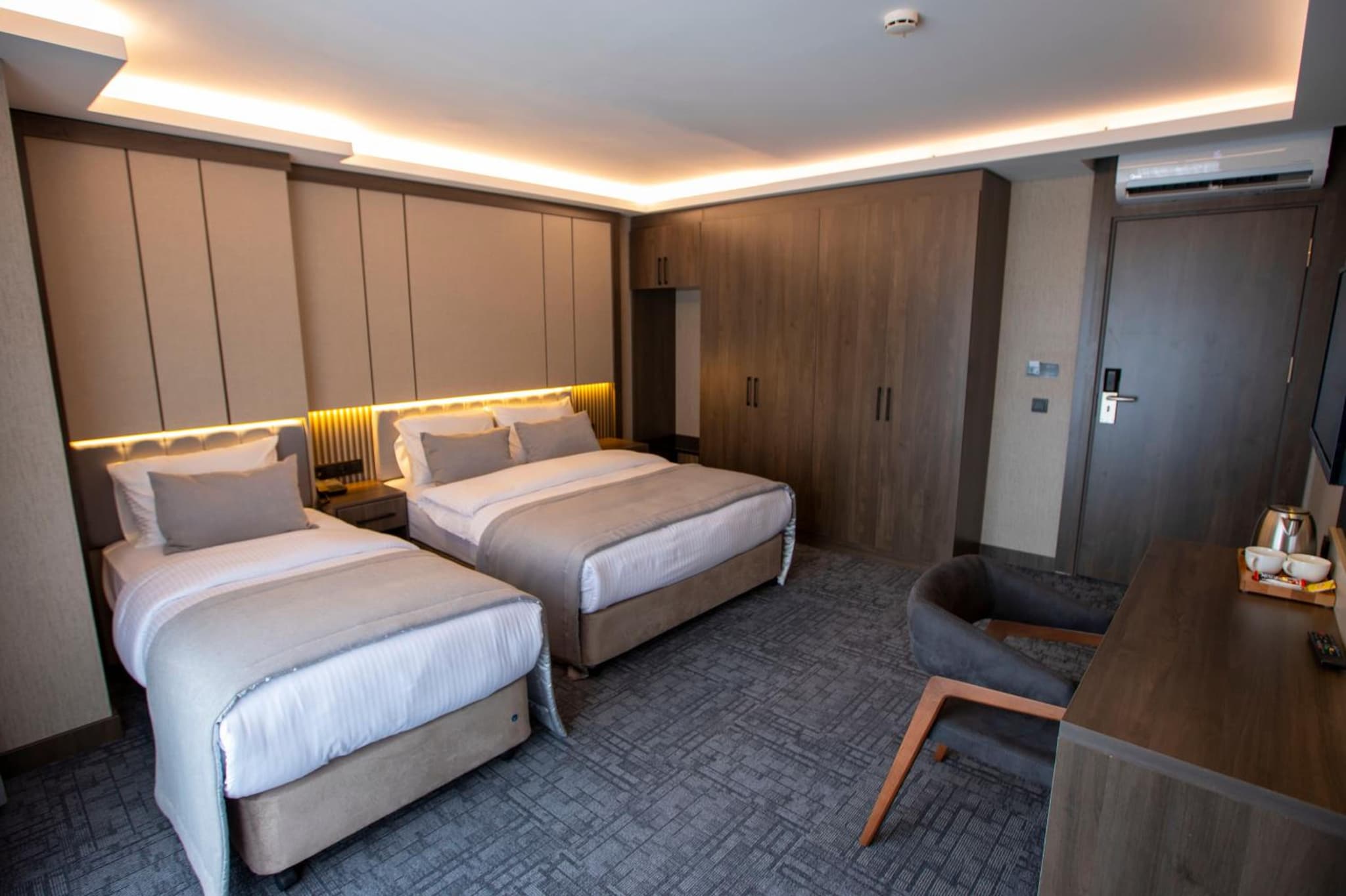 THE GREEN HOTEL - Image 2