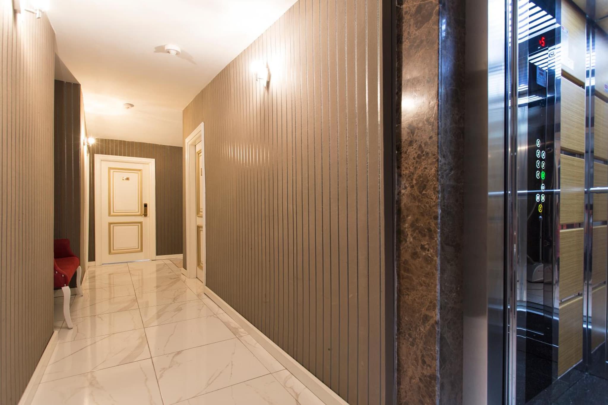 Hotel Queens Land - Image 2