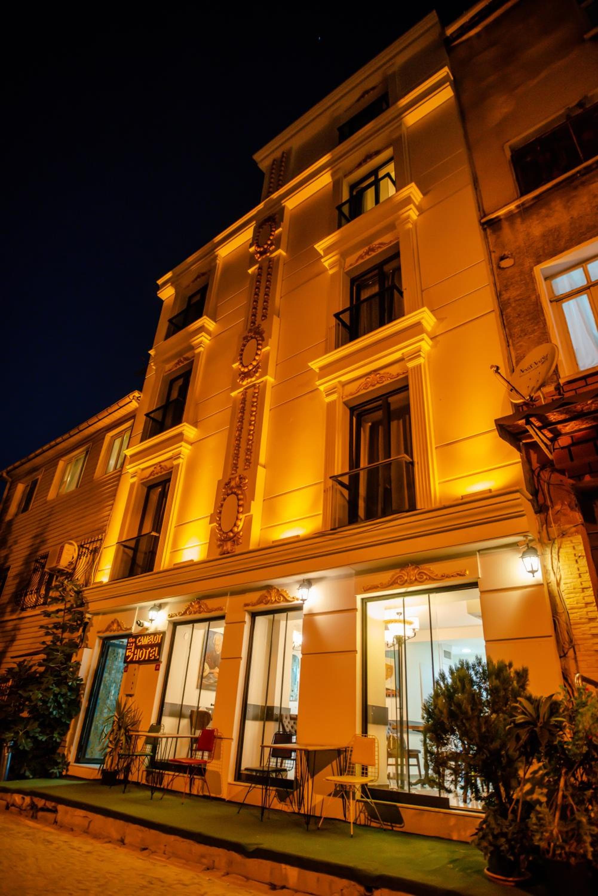 The Camelot Otel - Image 1