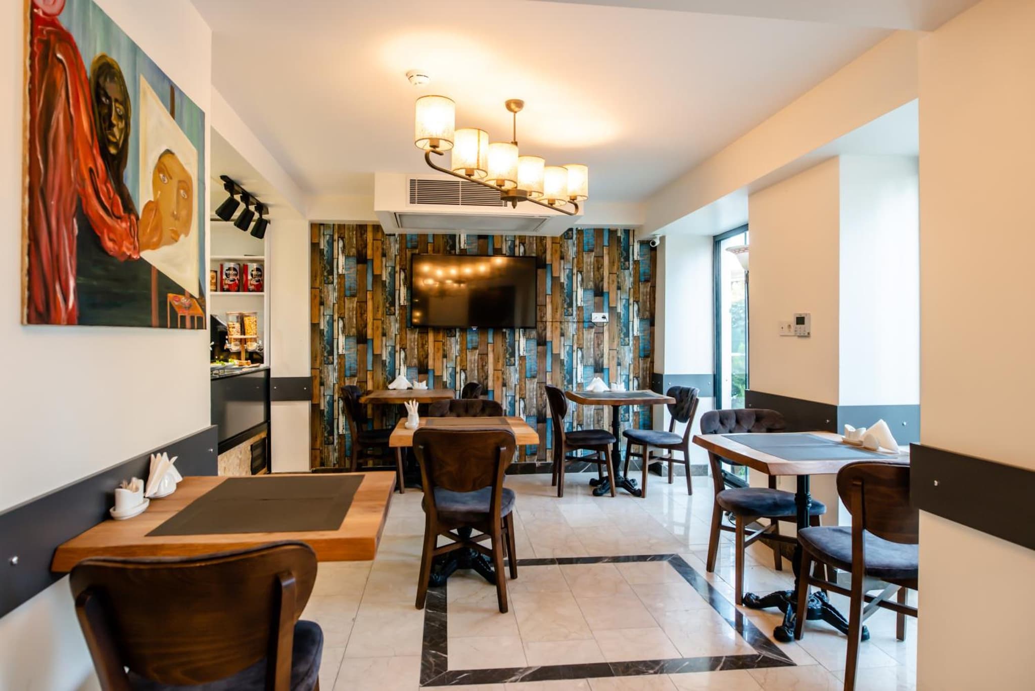 The Camelot Otel - Image 2