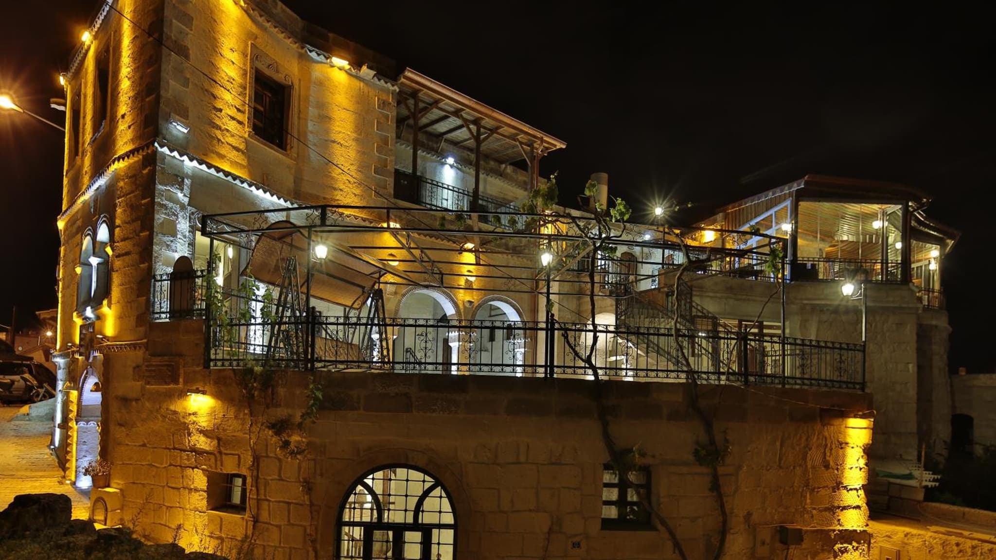 Maccan Cave Hotel - Image 1