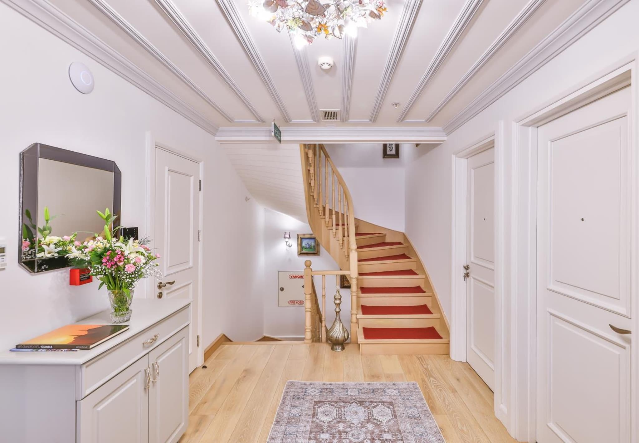 9 Doors Otel - Image 3