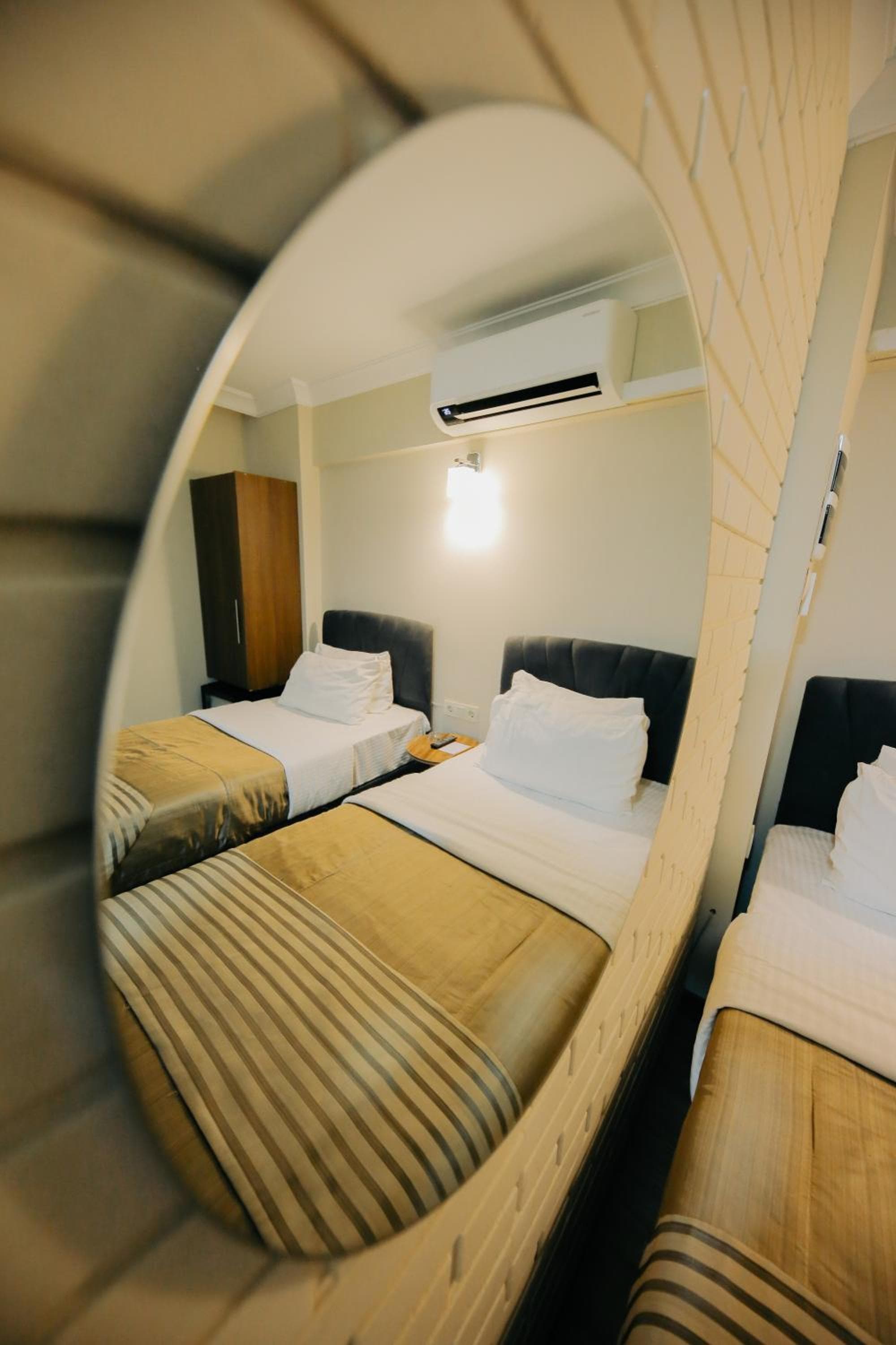 Red Green Hotel - Image 4