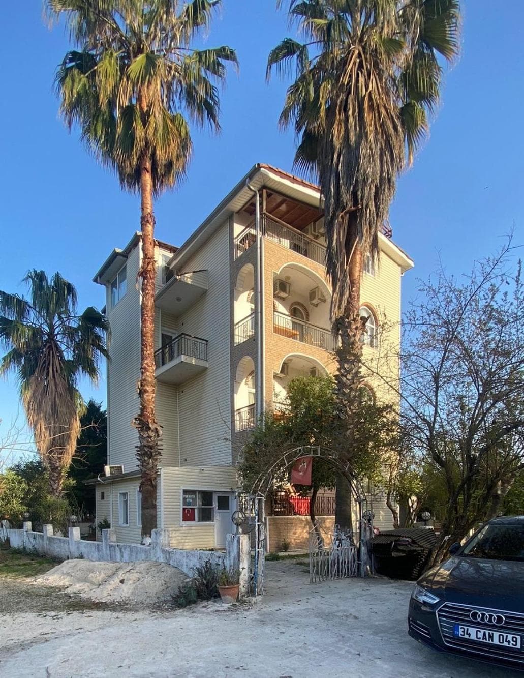 Felicity Hotel & Bungalows - Image 1