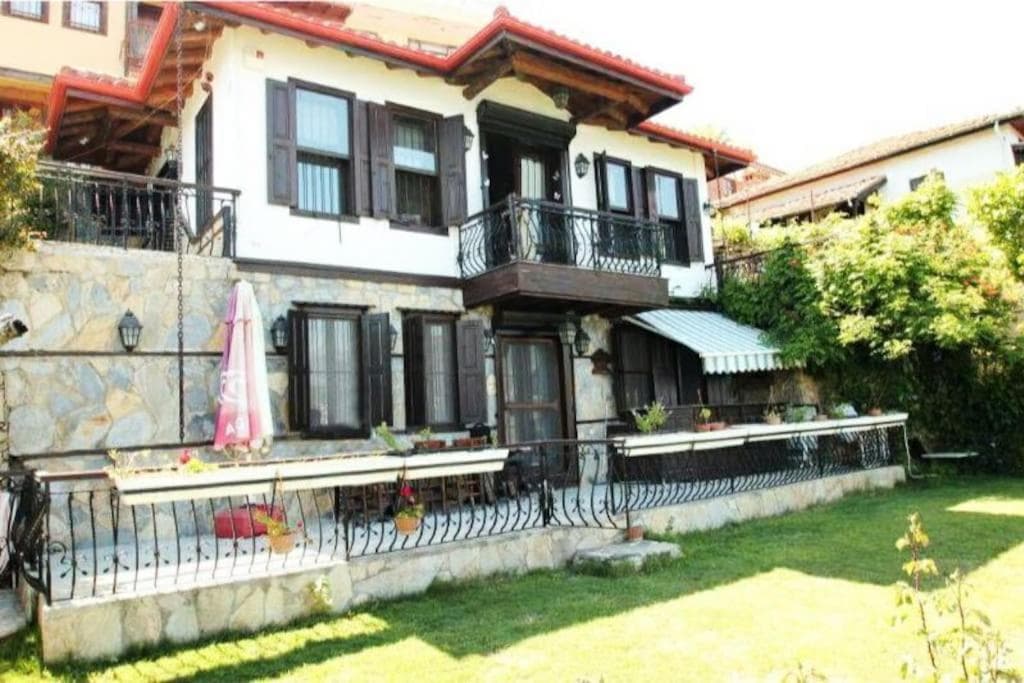 Escape to History in a Stunning Stone House with Garden and Sea View in the Heart of Alanya - Image 1