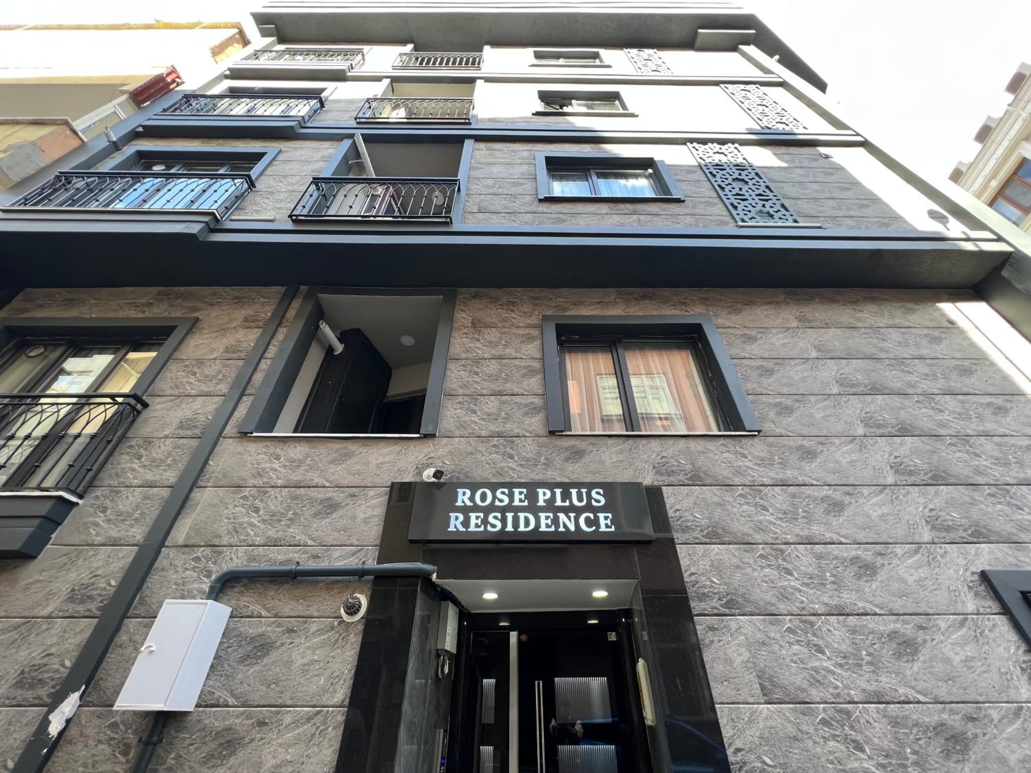 Rose Plus Residence - Image 1