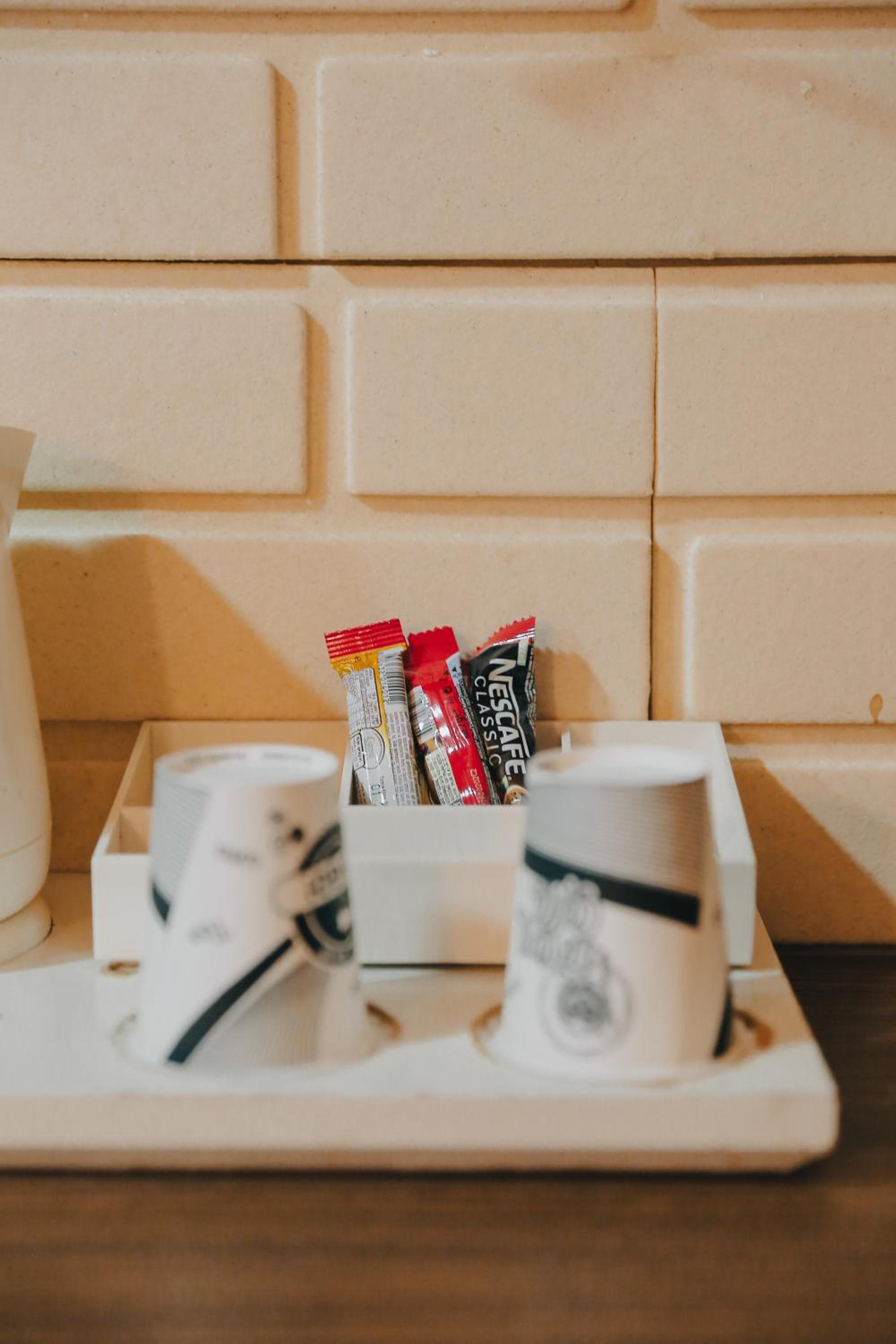 Red Green Hotel - Image 2