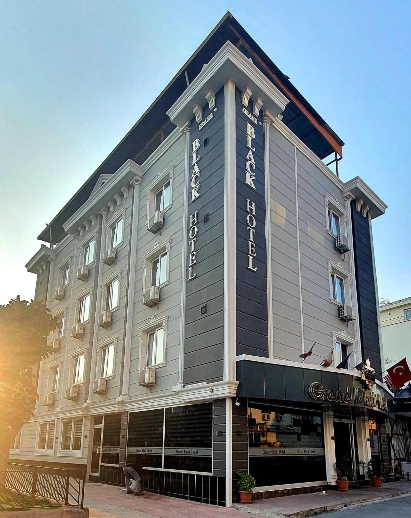 Grand Black Otel - Image 2