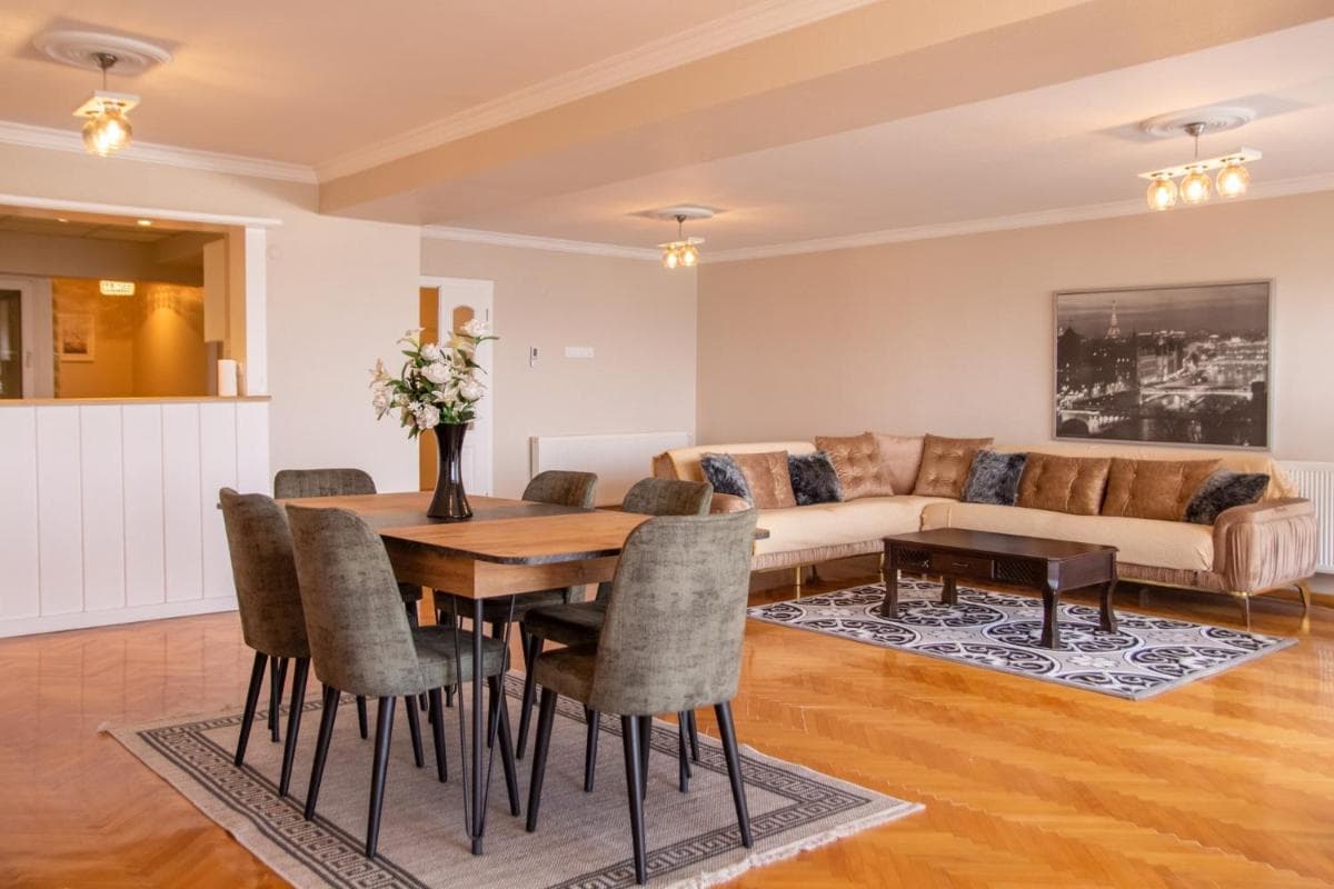 Spacious Flat with Sea View in İzmir Karsiyaka - Image 1