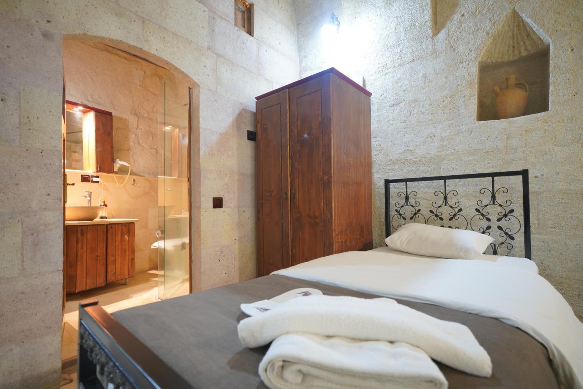 View Cave Hotel - Image 2