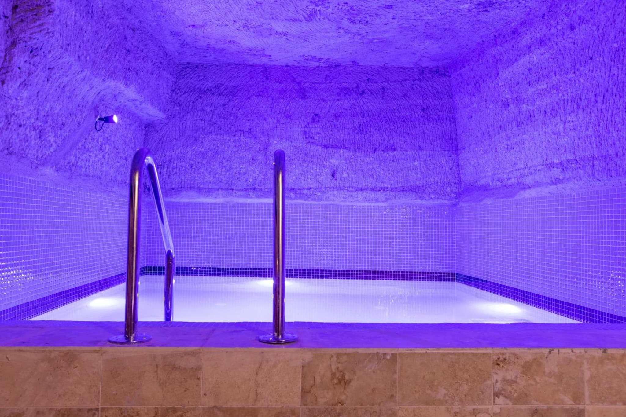 Travel Inn Cave Hotel - Image 2