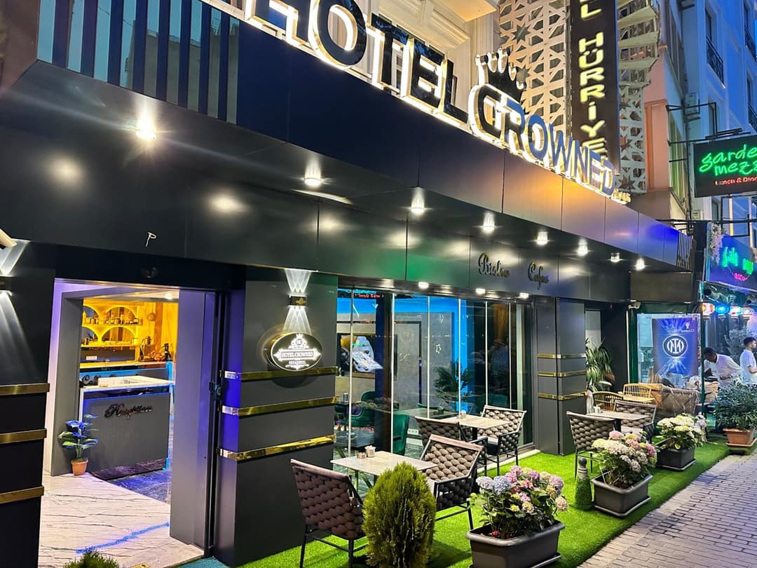 Crowned Plus Otel fotoğrafı