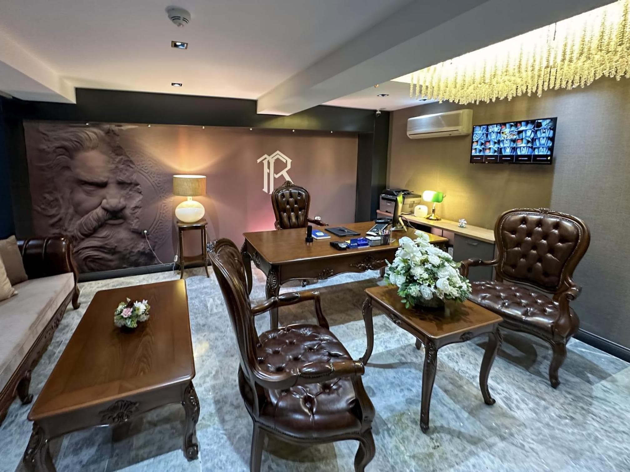 THE ROYALS HOTEL - Image 3