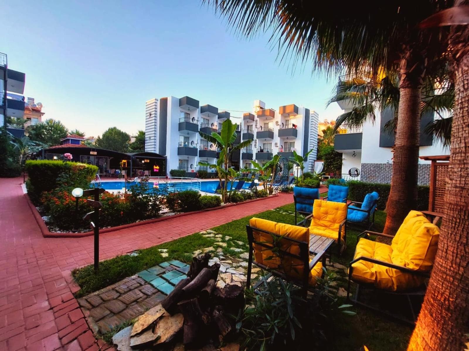 Summer rose hotel - Image 1