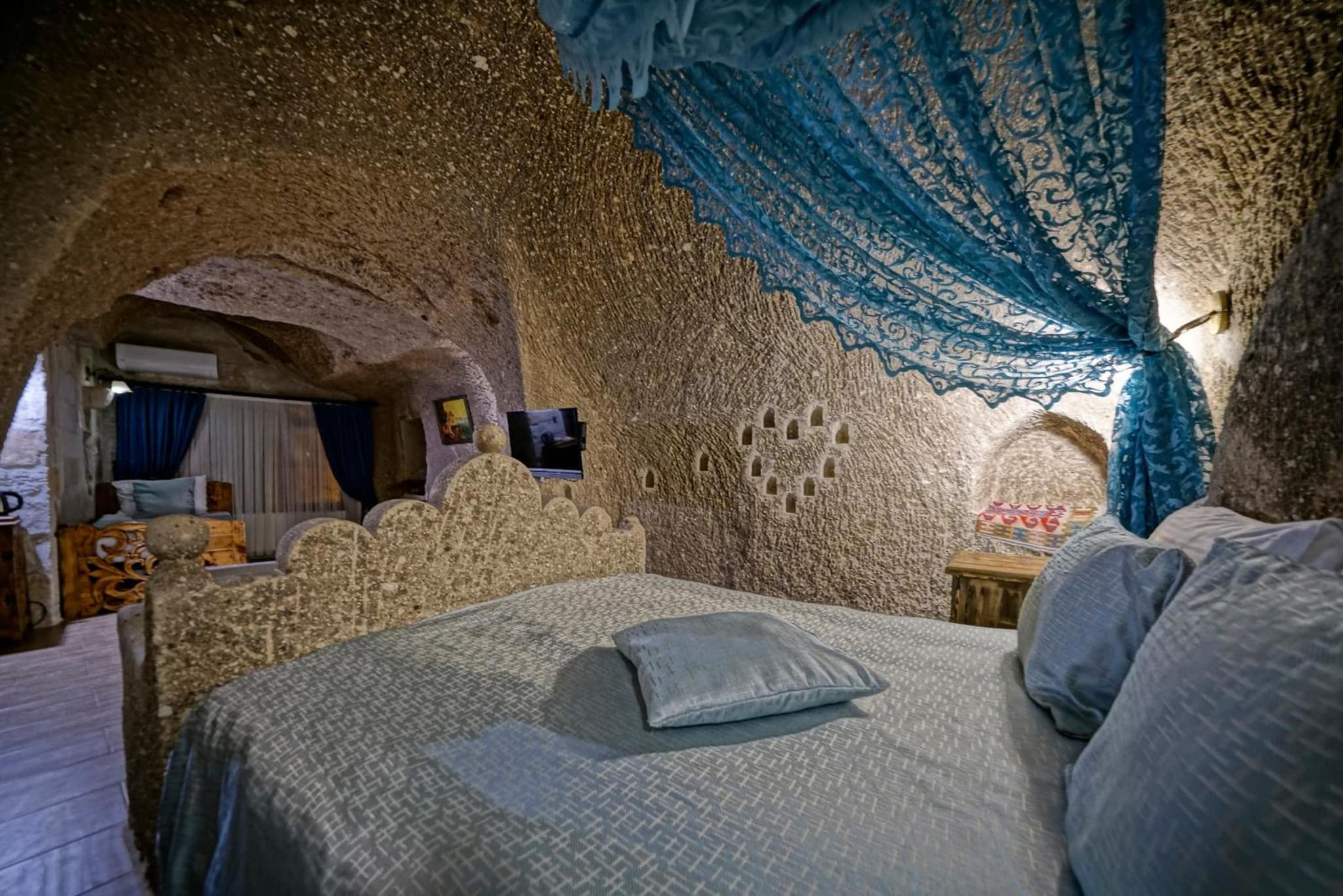 Holiday Cave Hotel - Image 3