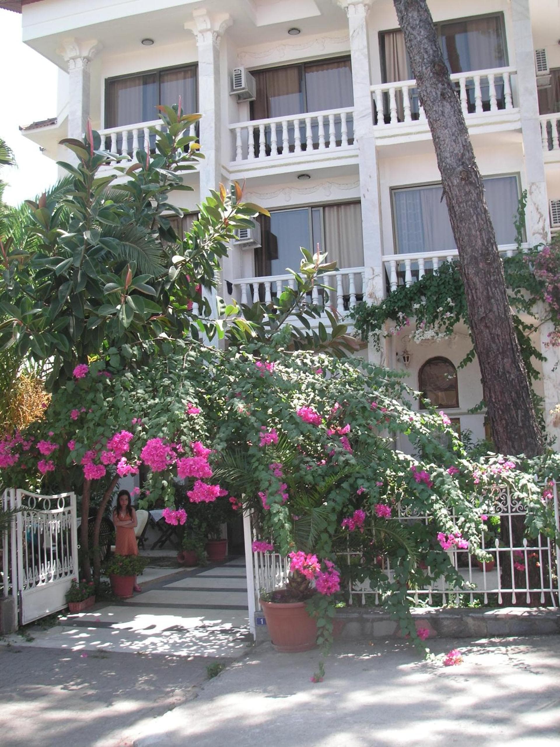Carikci Hotel - Image 1