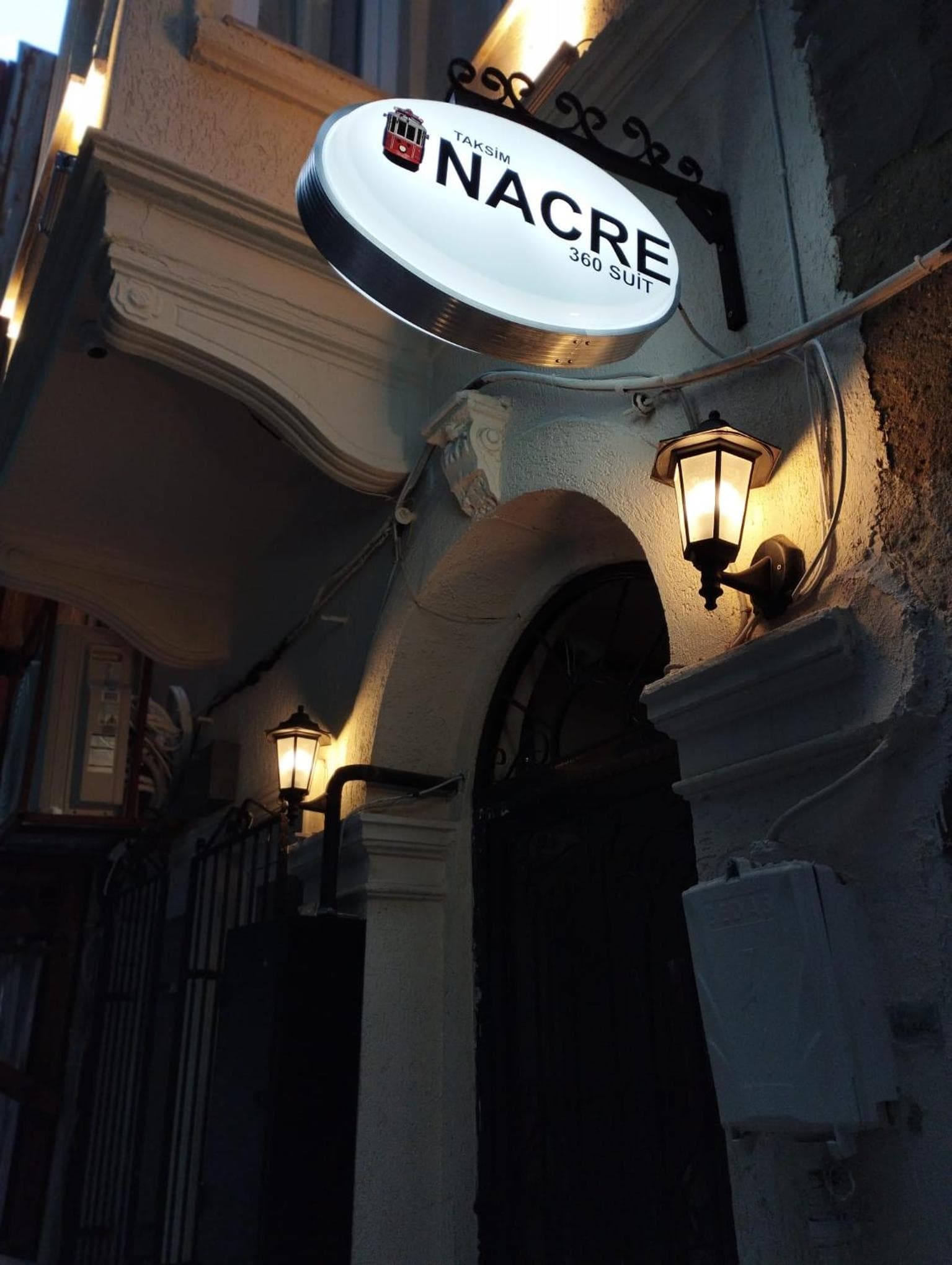 Taksim Nacre 360 Suit - Image 1