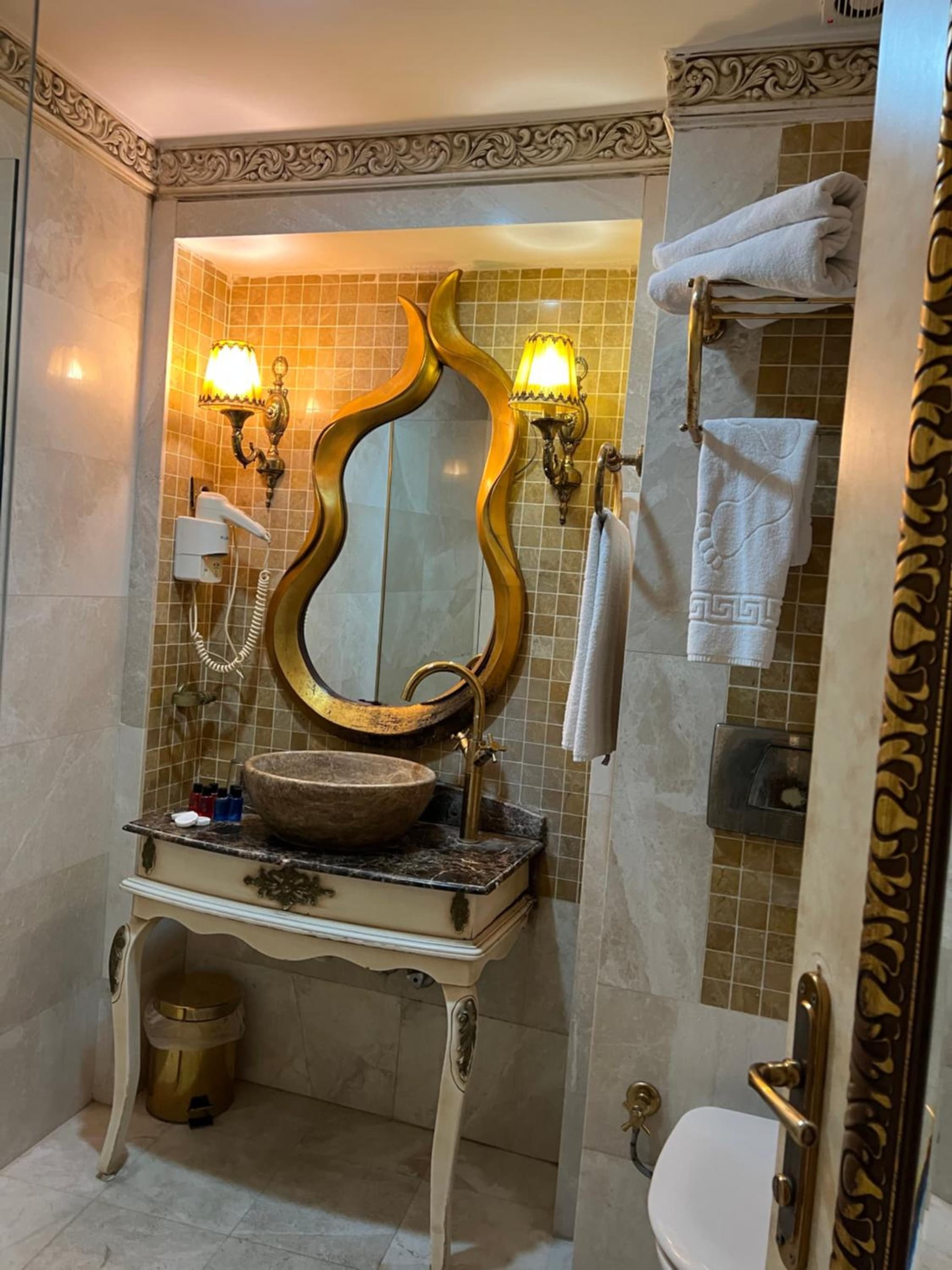 Hotel Buyuk Hamit becomes Buyuk Hamit Otel. - Image 3