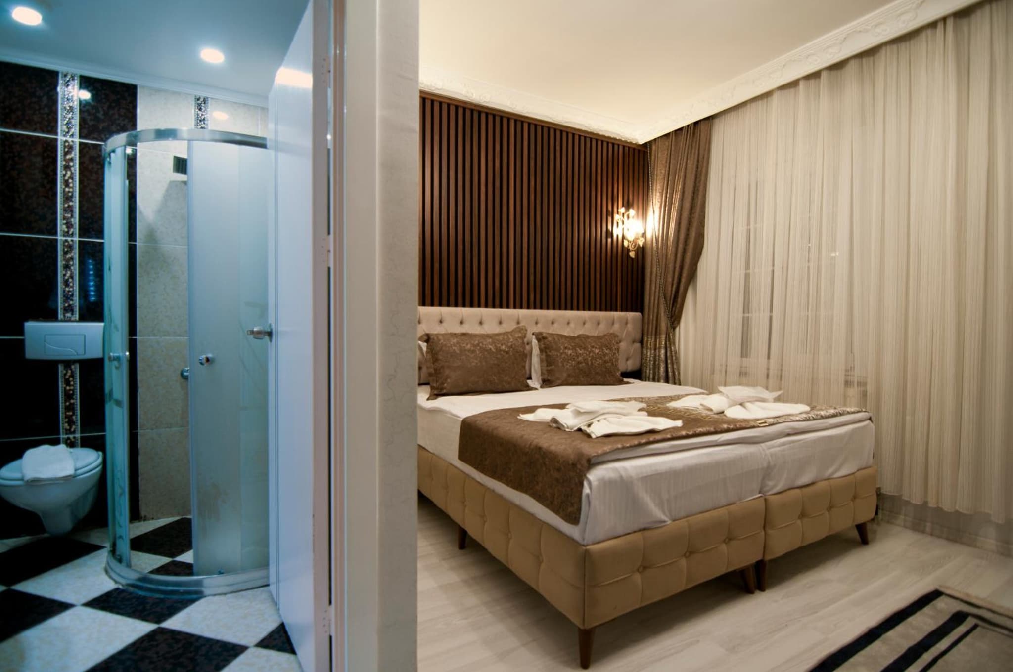 Hotel Broken Column - Image 1