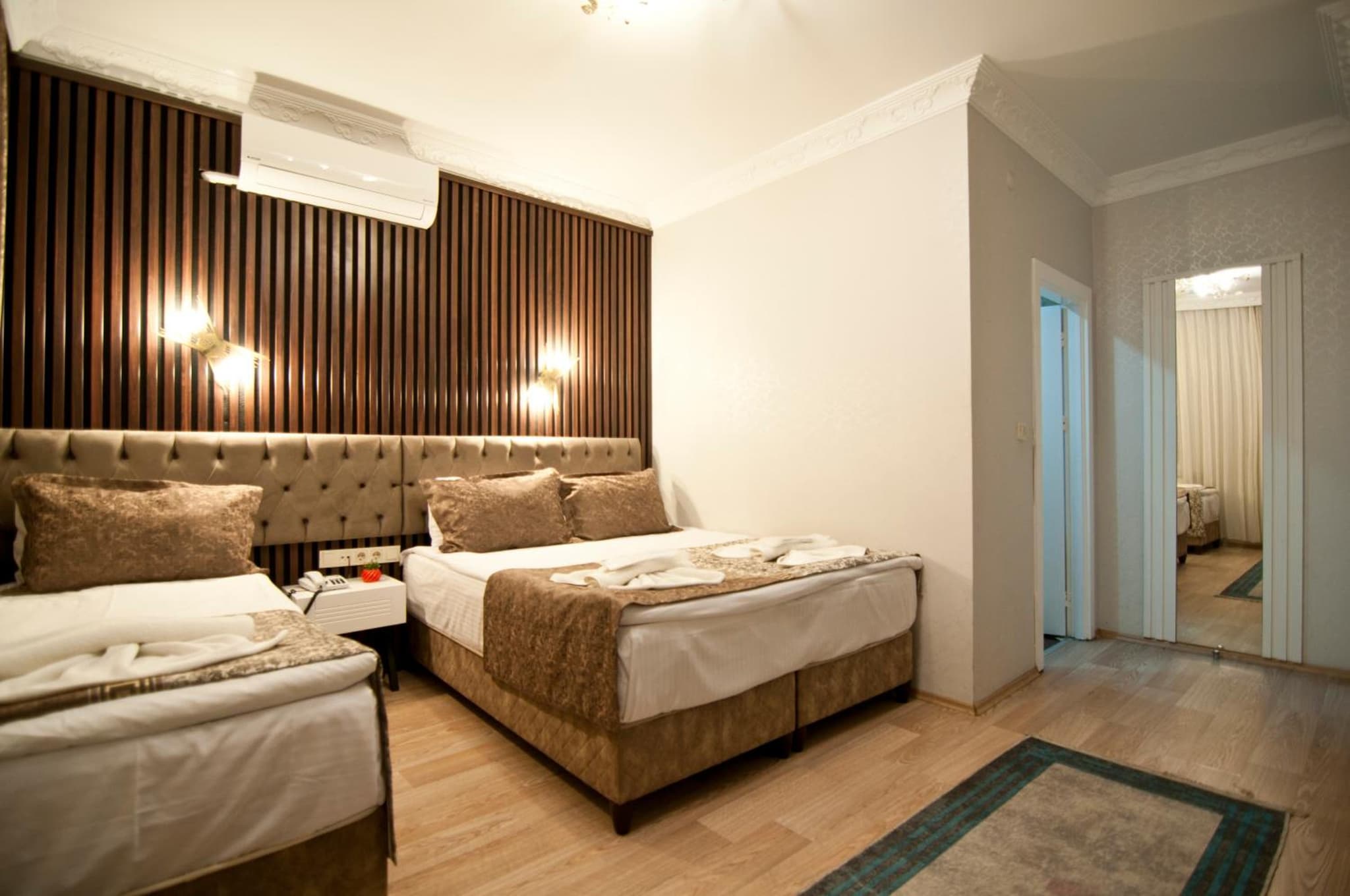 Hotel Broken Column - Image 4