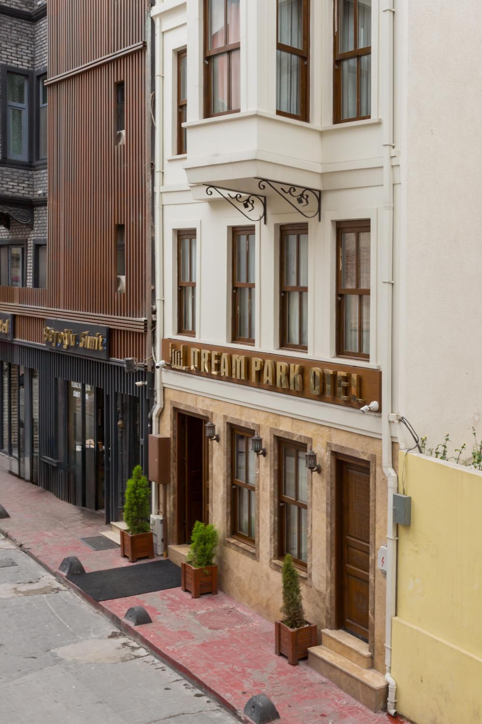 Dream Park Hotel - Image 1