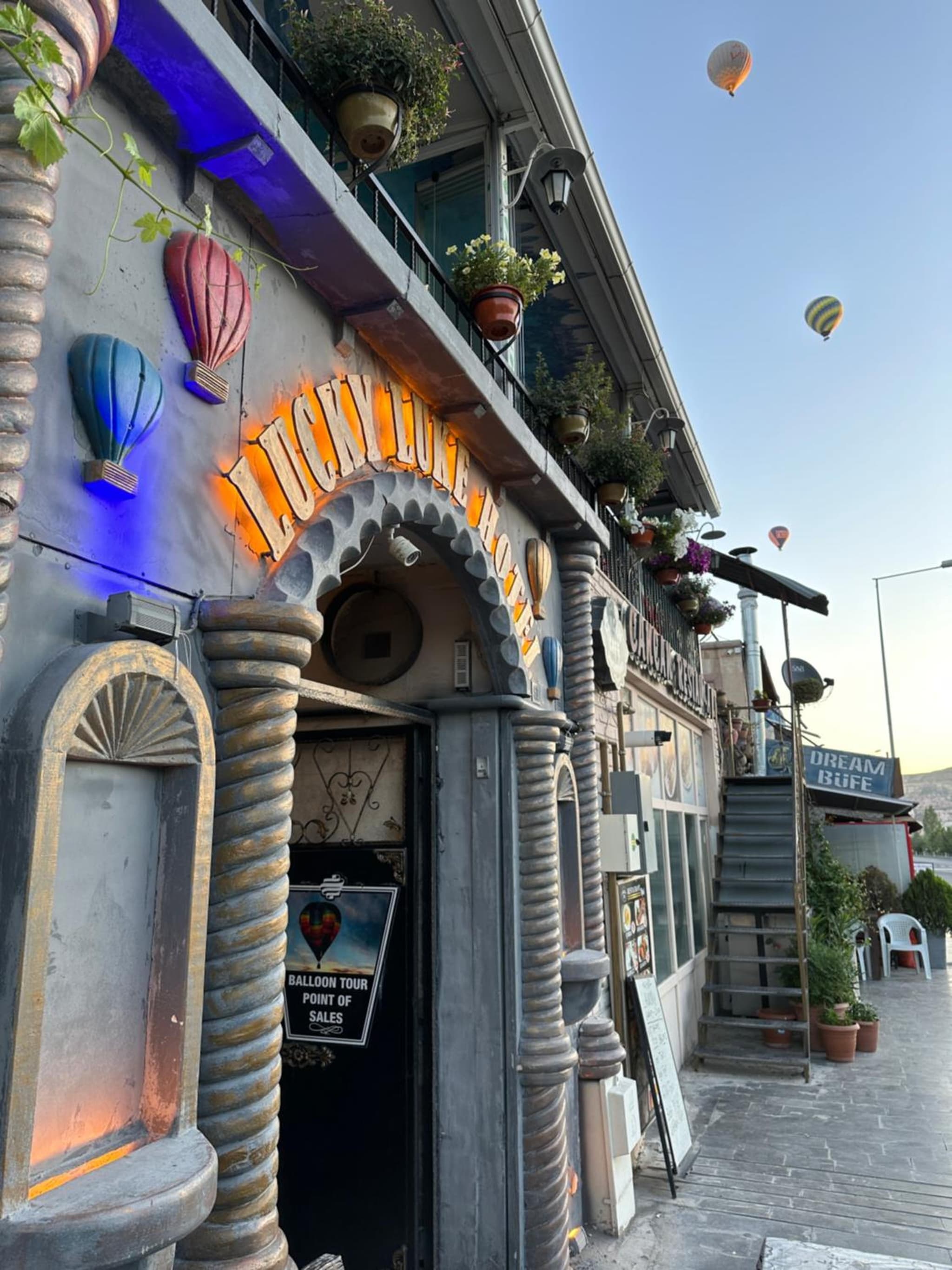 Lucky Luke Stone House - Image 1