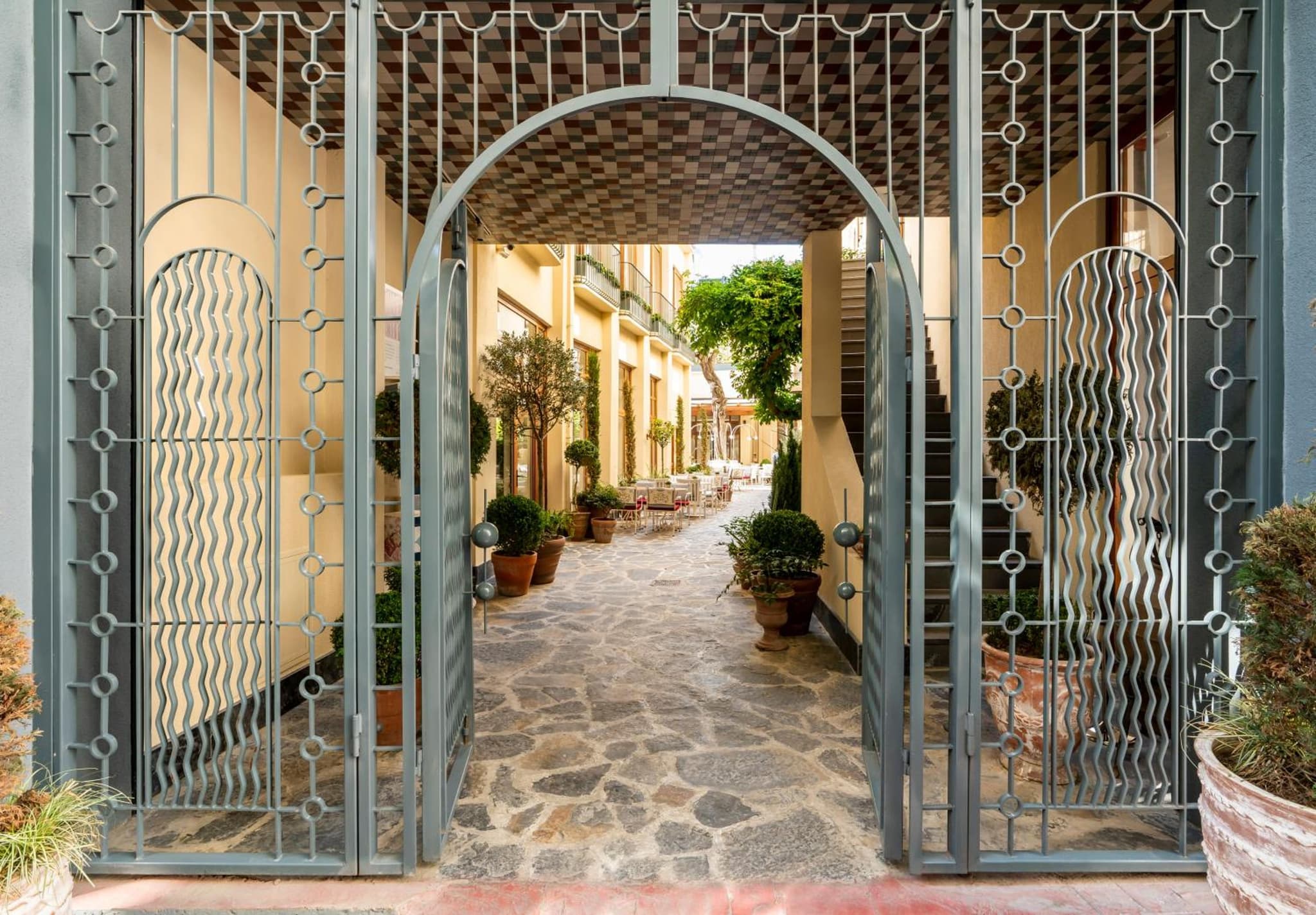 Ecole St. Pierre Otel - Image 1