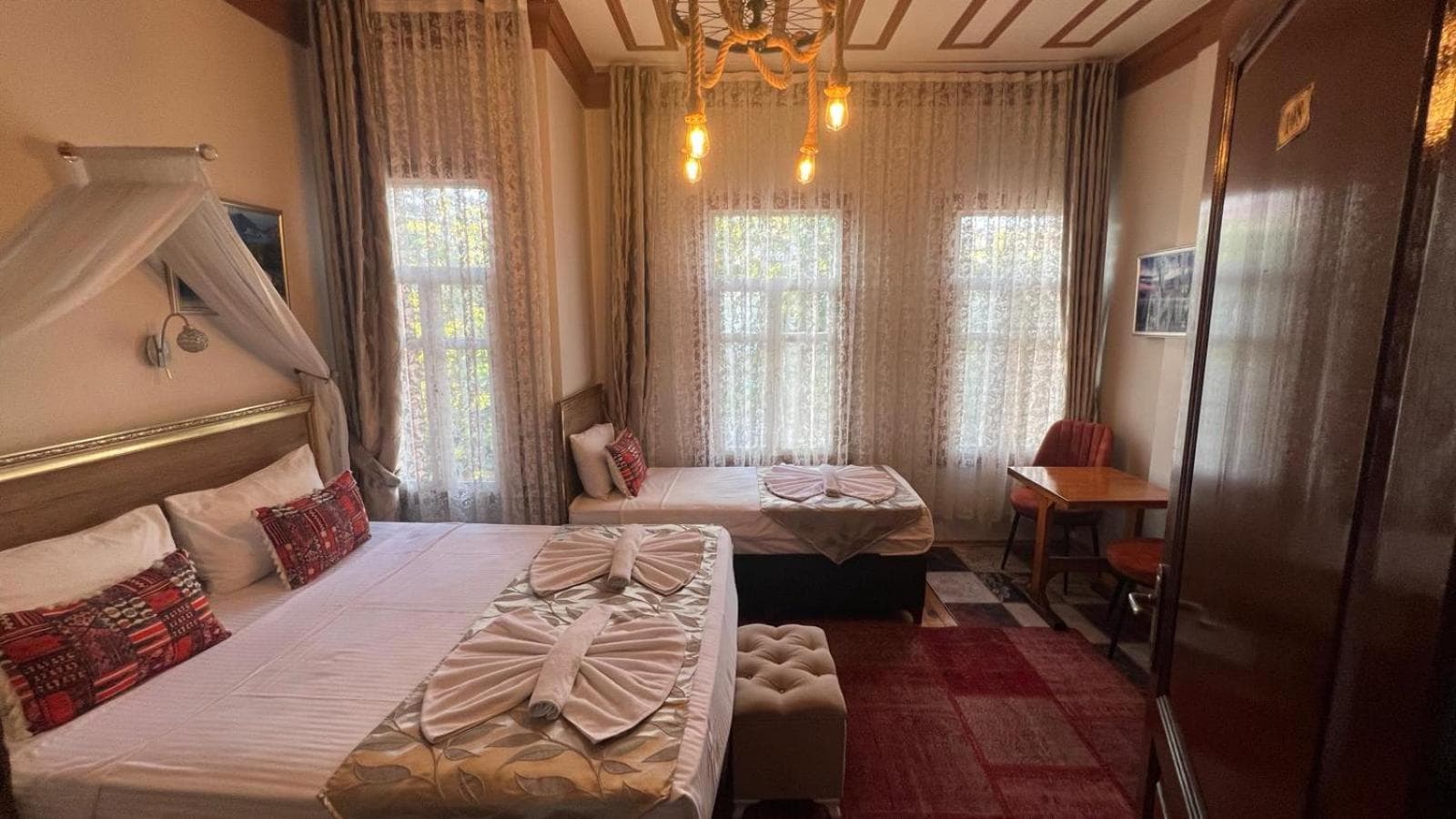 April Hotel - Image 3