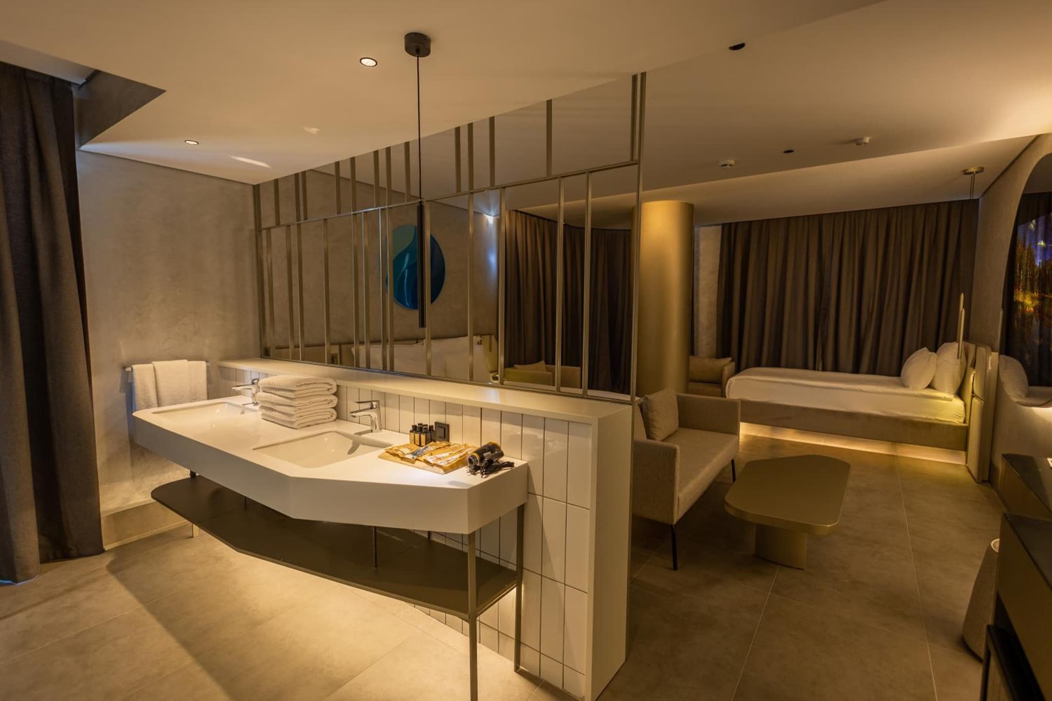 FOUR HILLS HOTEL - Image 4