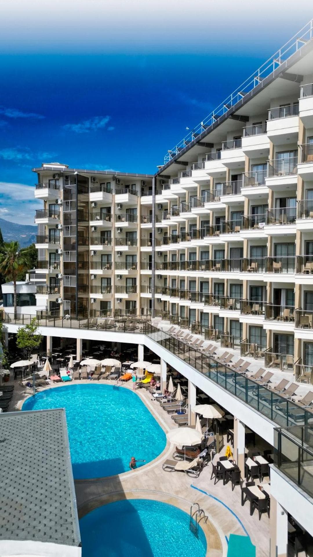 Monte Carlo Hotel - Image 1