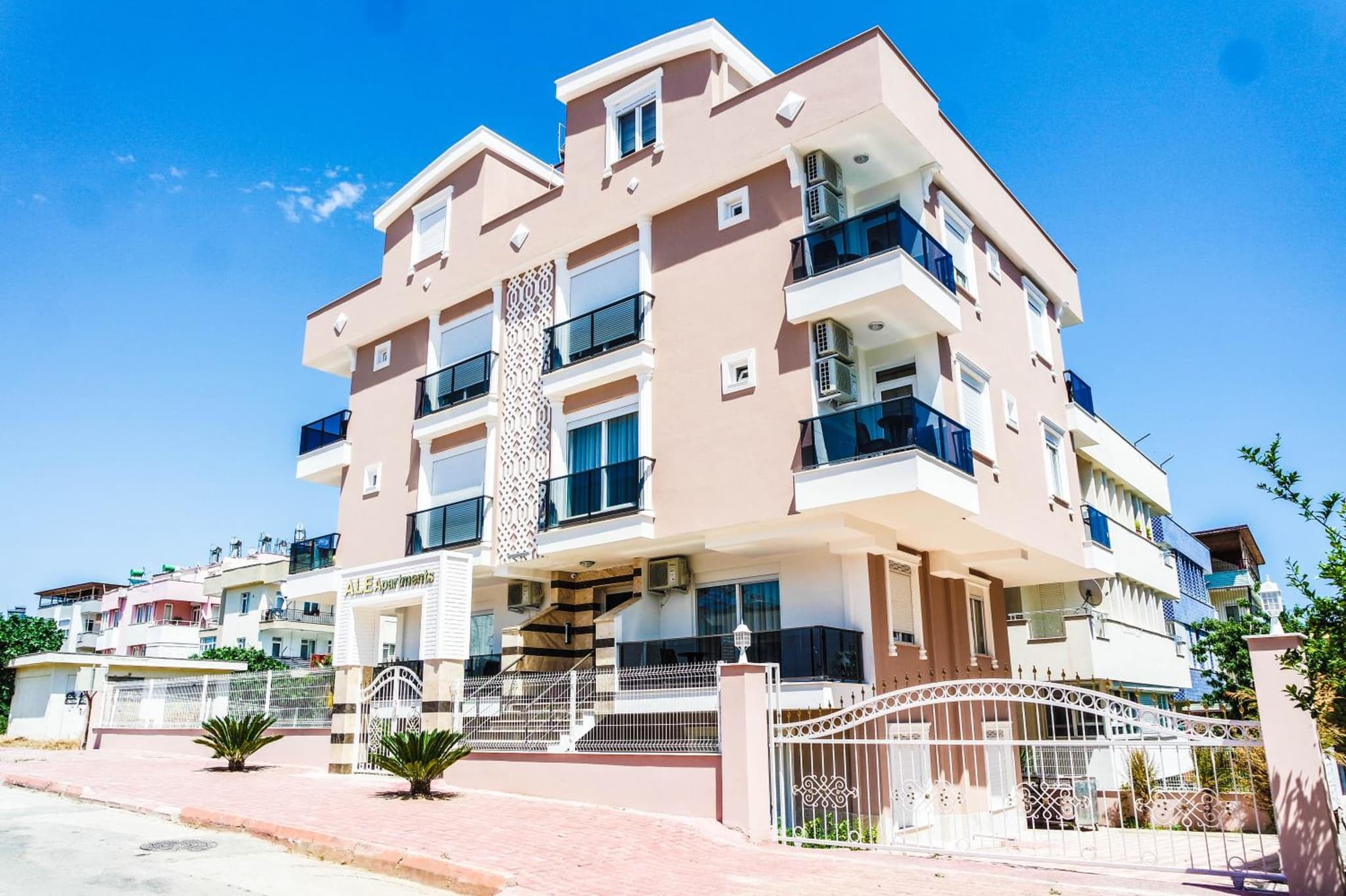 Ale Apartments Hotel - Image 1