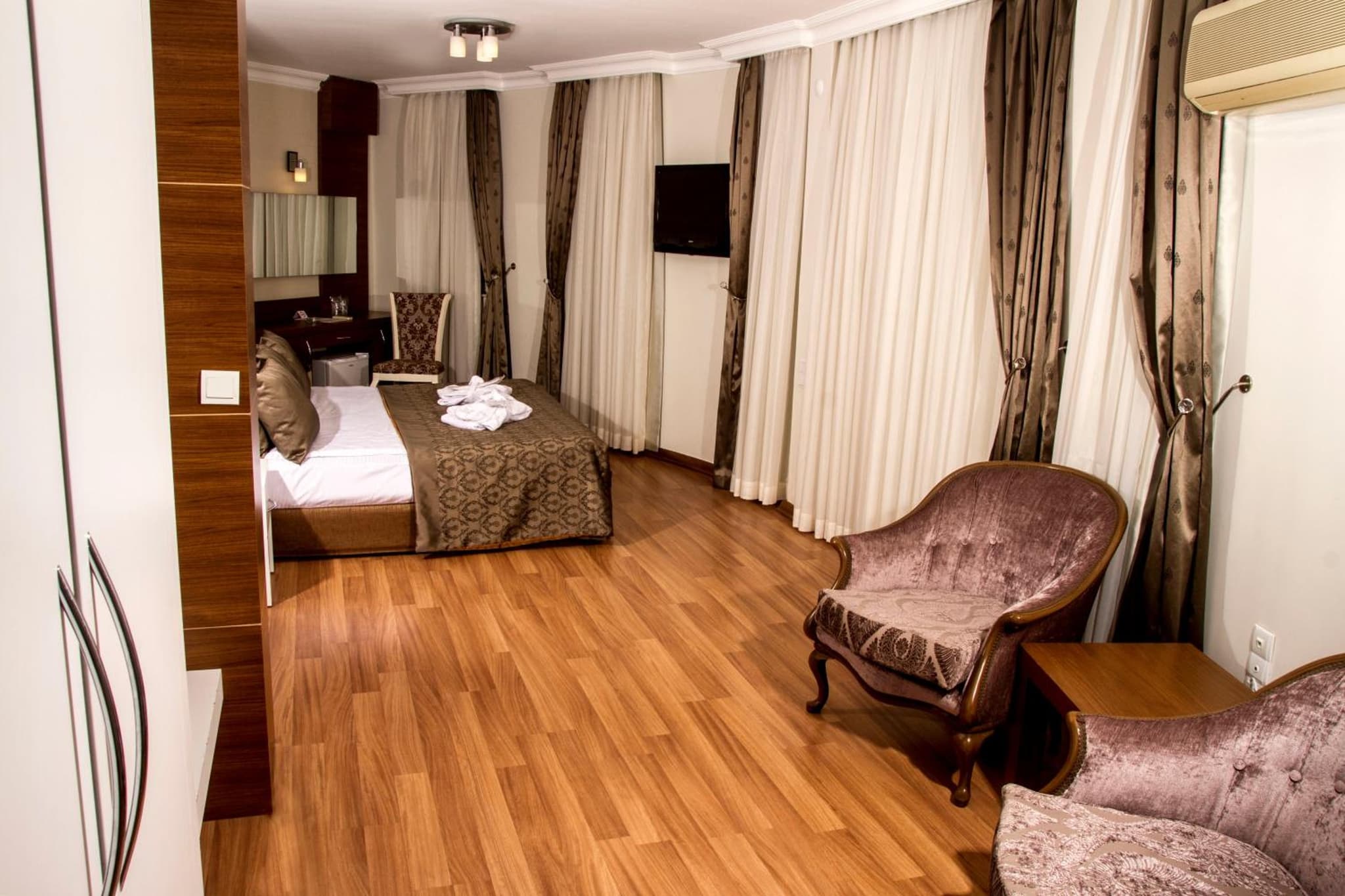 The Corner Park Hotel - Image 4