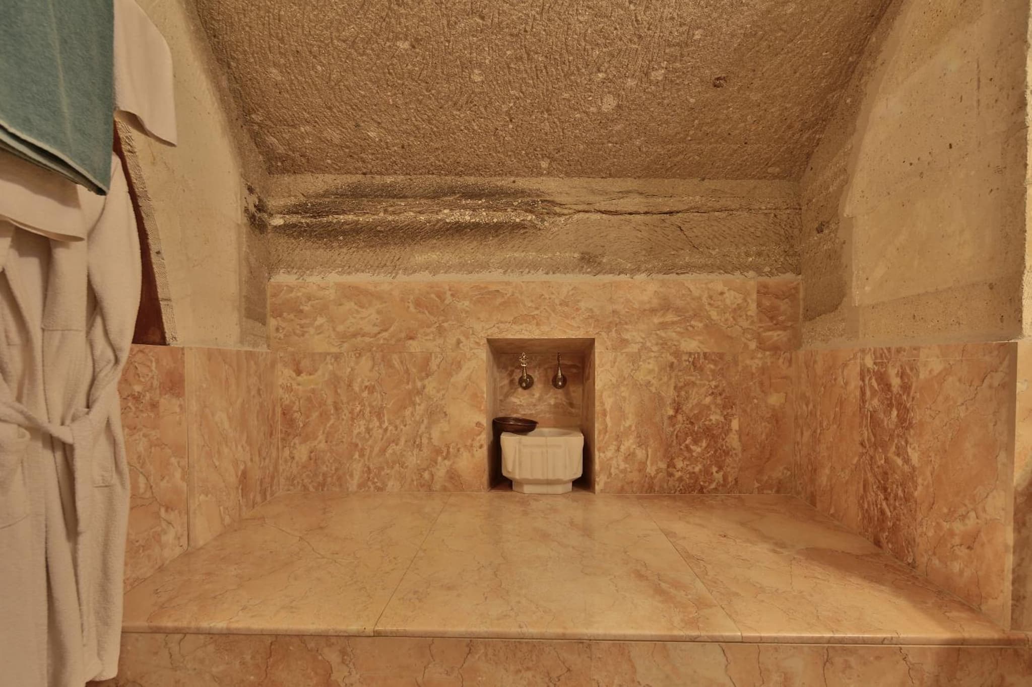 Walnut House Otel - Image 1