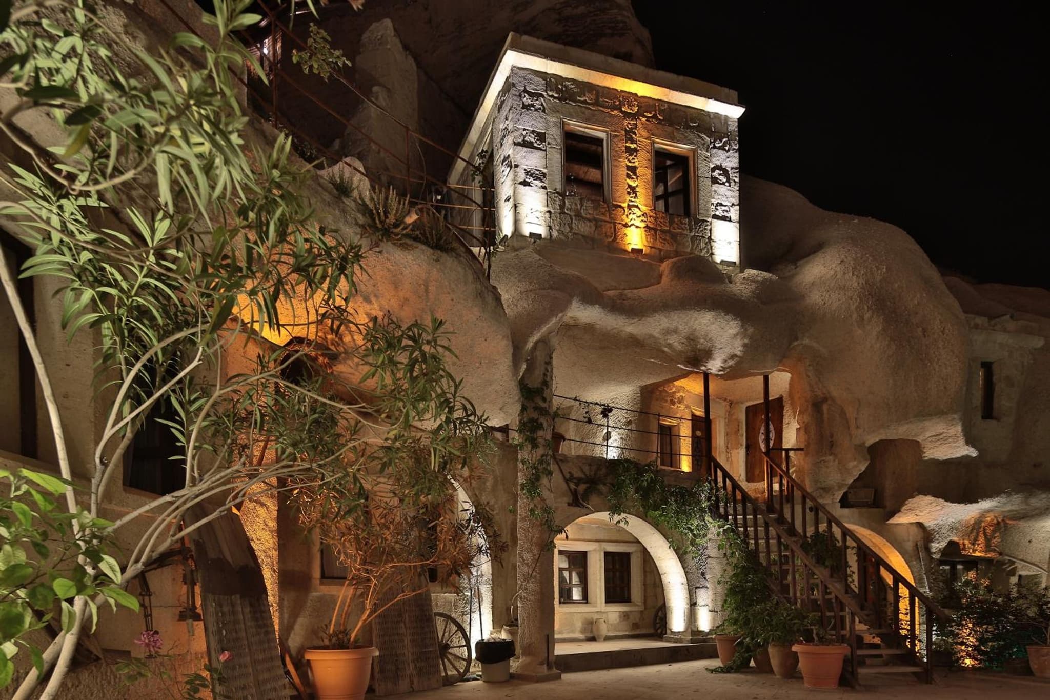 Shoestring Cave House - Image 1