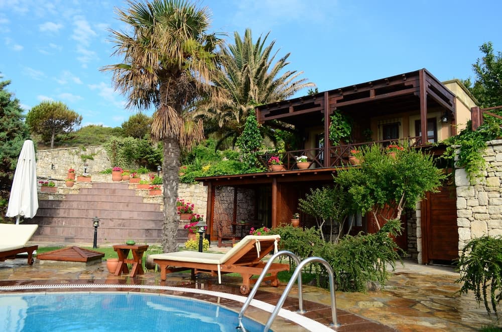 Ada Bacchus Hotel - Image 1