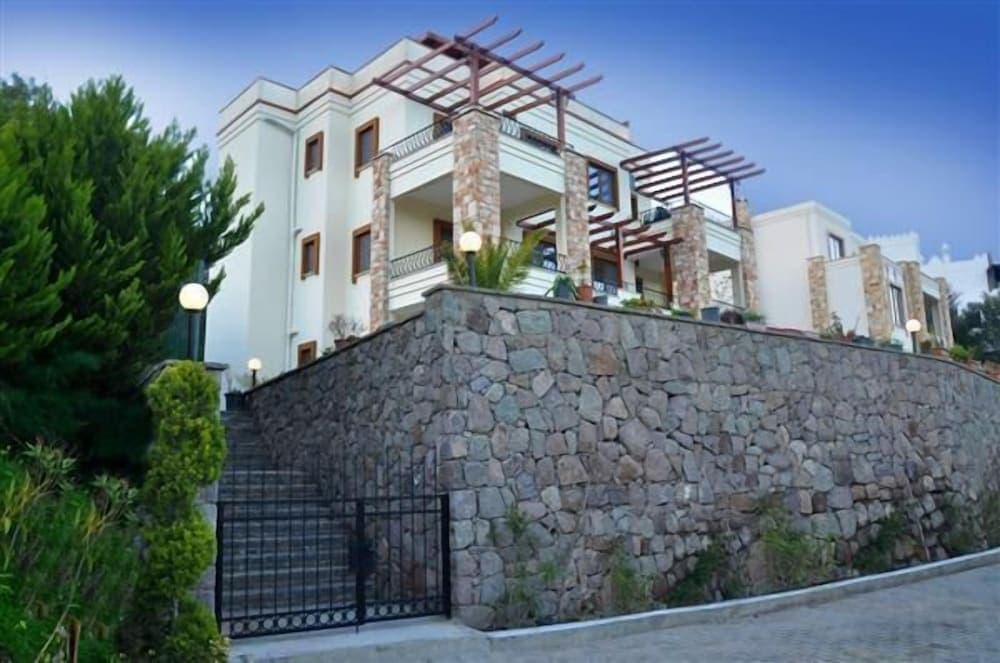 Liona Residence - Image 1