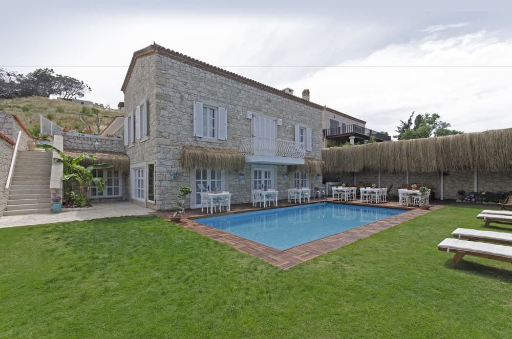 Alacati Roka Taş Otel - Image 1