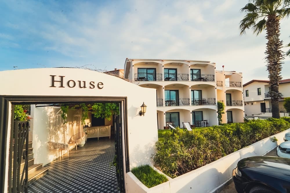 Cunda House Küçük Otel - Image 1