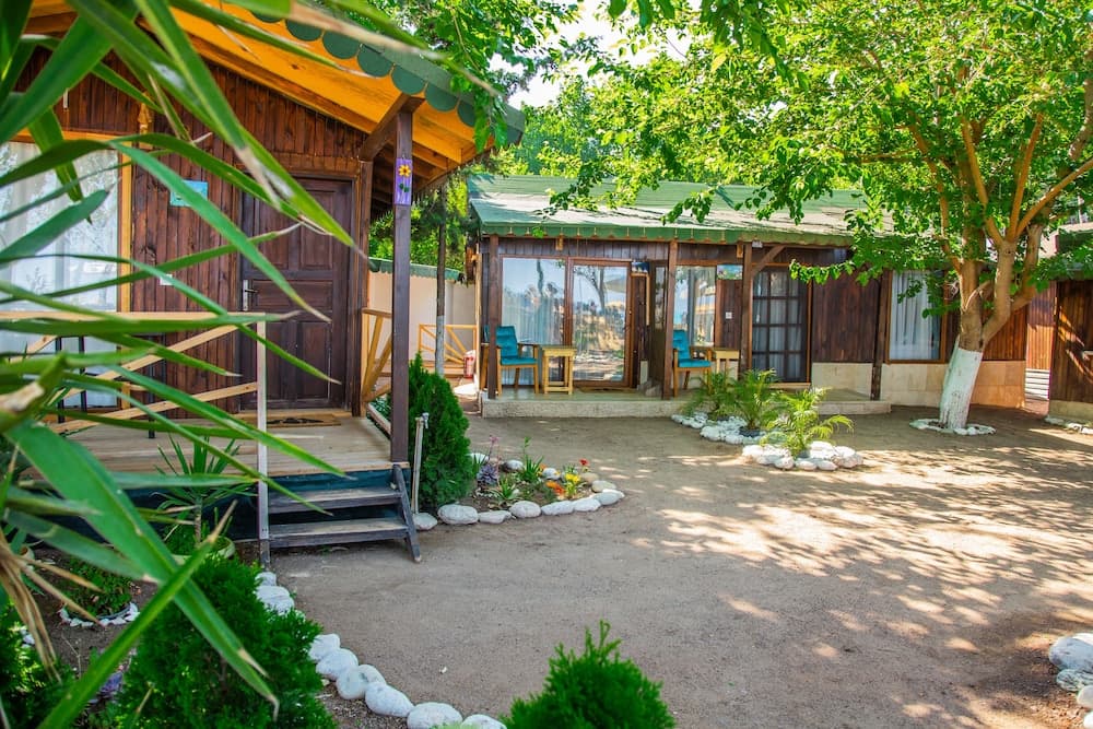 Kara Kedi Plaj Bungalovu - Image 1